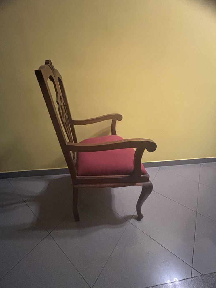 Vendo 6 cadeiras e 2 cadeiroes