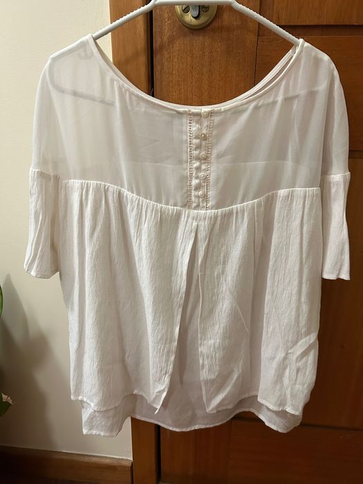 Blusa bege muito gira.