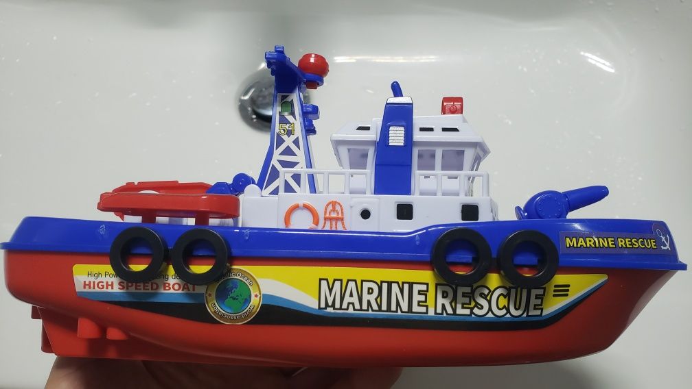 Barco a pilhas com motor, luz e som