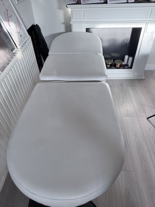 Lozko fotel kosmetyczny bialy przescieradlo czarne