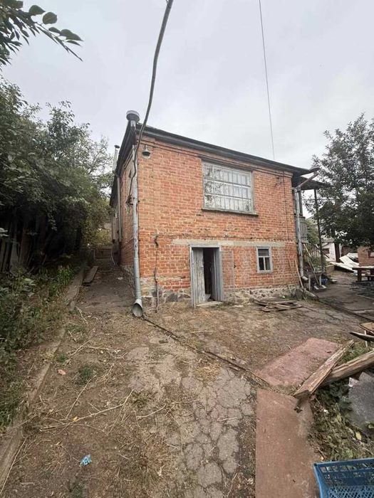 Добротний будинок в центрі міста