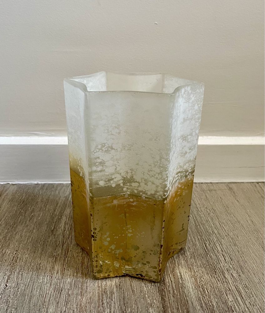Jarra branca e dourada de formato estrela