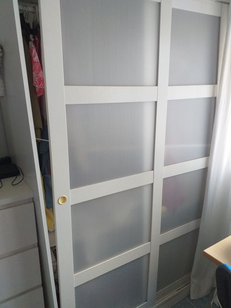 Roupeiro branco, portas de correr.
