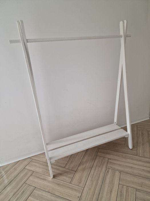 Stojak drewniany  biały na ubrania z półką na buty