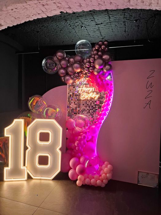 Podświetlana cyfra “18” na wynajem / napis LED Happy Birthday