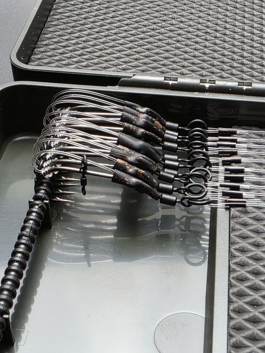 Zestaw 20 sztuk przyponów karpiowych #4 Long Shank zadzior + piórnik