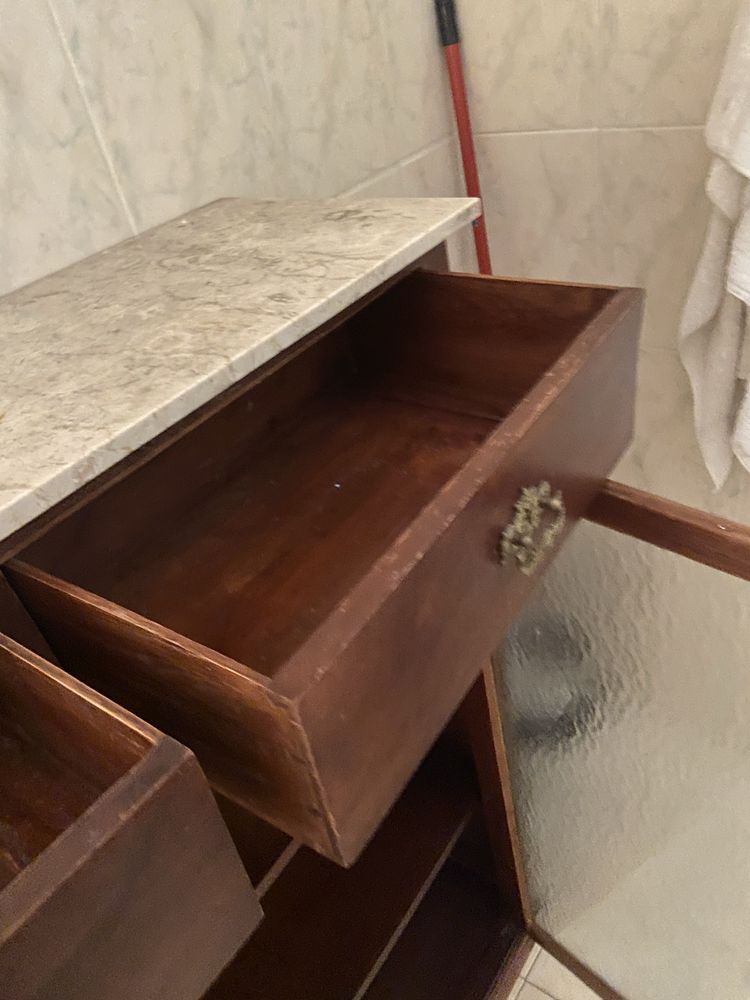 Móvel de madeira com portas de vidro