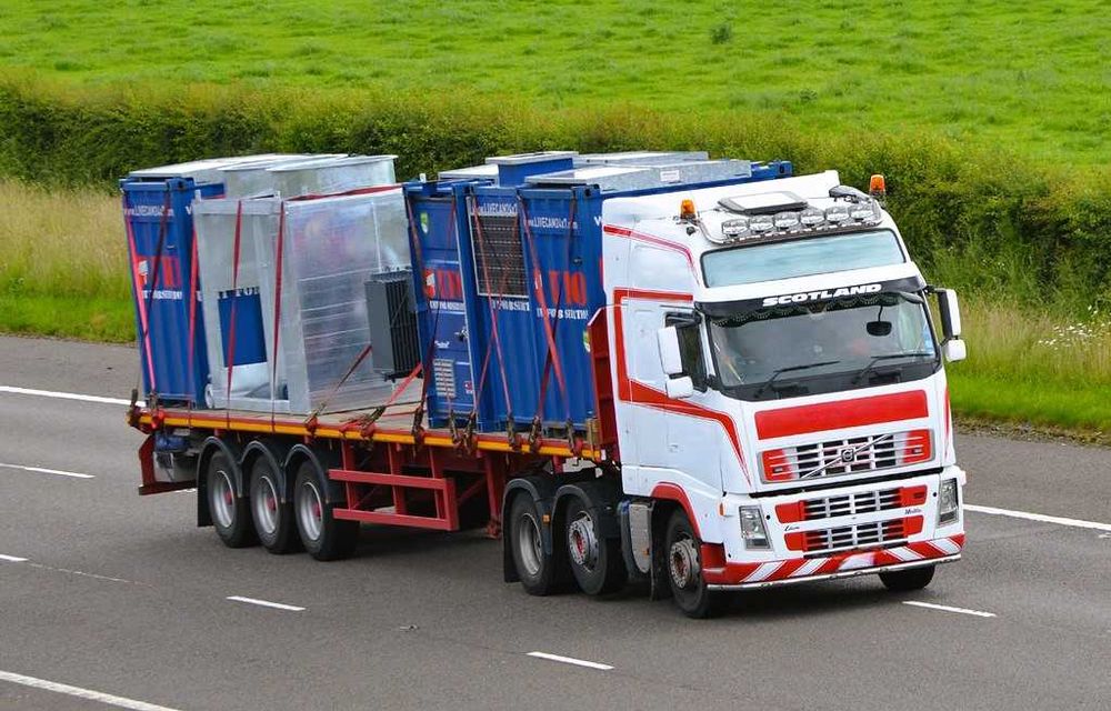 Платформа для - Перевезення, низькорамним тралом -- будівельна техніка