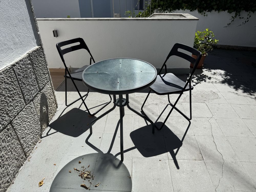Mesa e cadeiras de jardim, bonitas e práticas, em muito bom estado