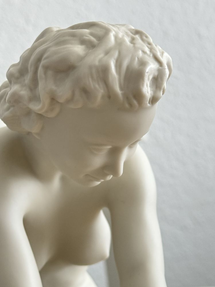 Figurka Hutschenreuther C.Werner kobieta siedzaca