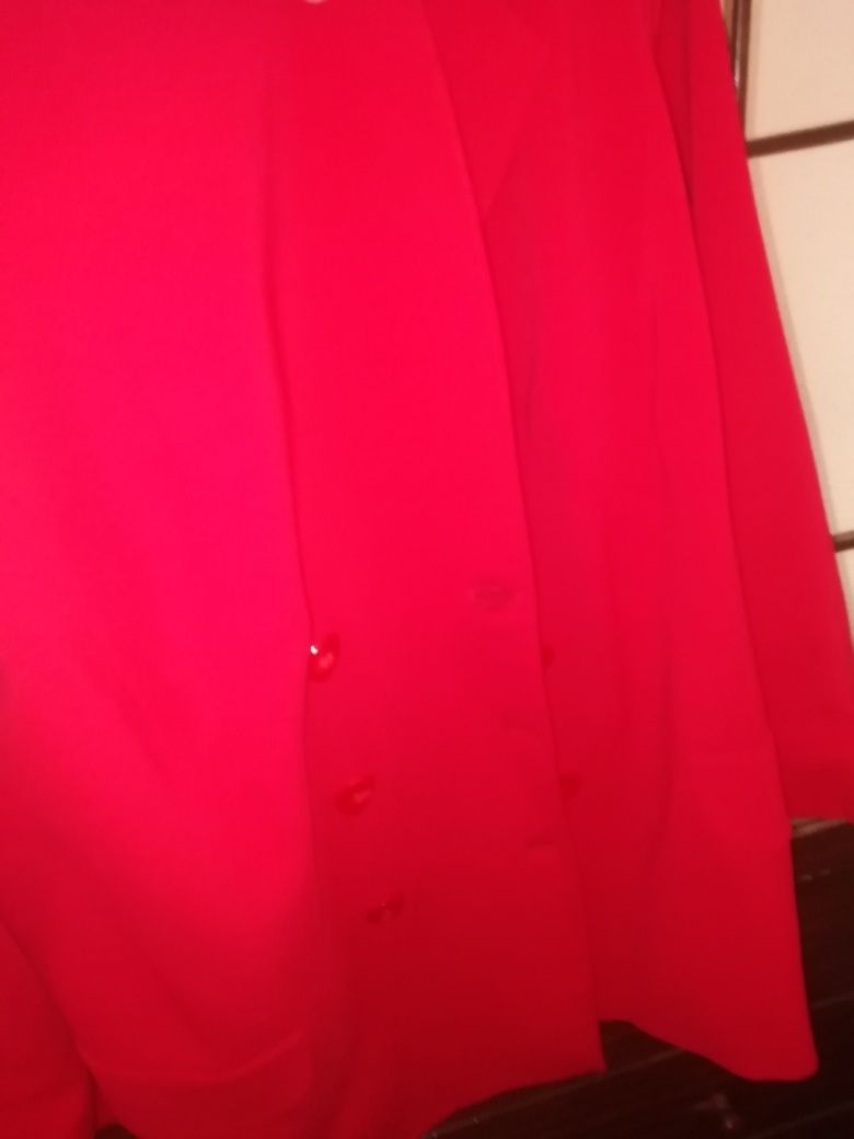 Casaco vermelho de andar com fato ou ganga