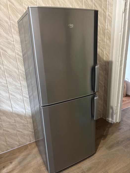 Lodówka z zamrażarką Beko srebrna