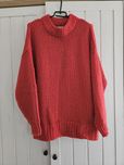 Czerwony sweter oversize