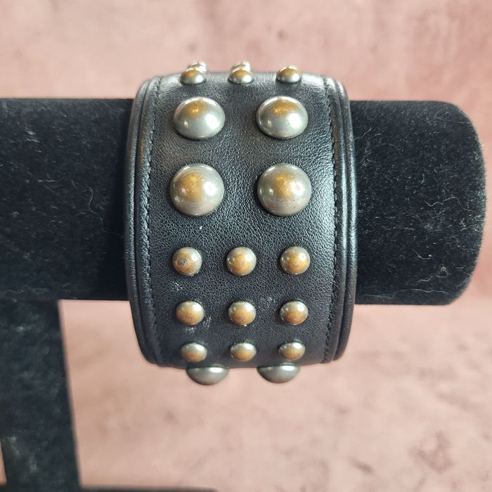 Stara bransoletka skórzana z ćwiekami ¹⁸⁴