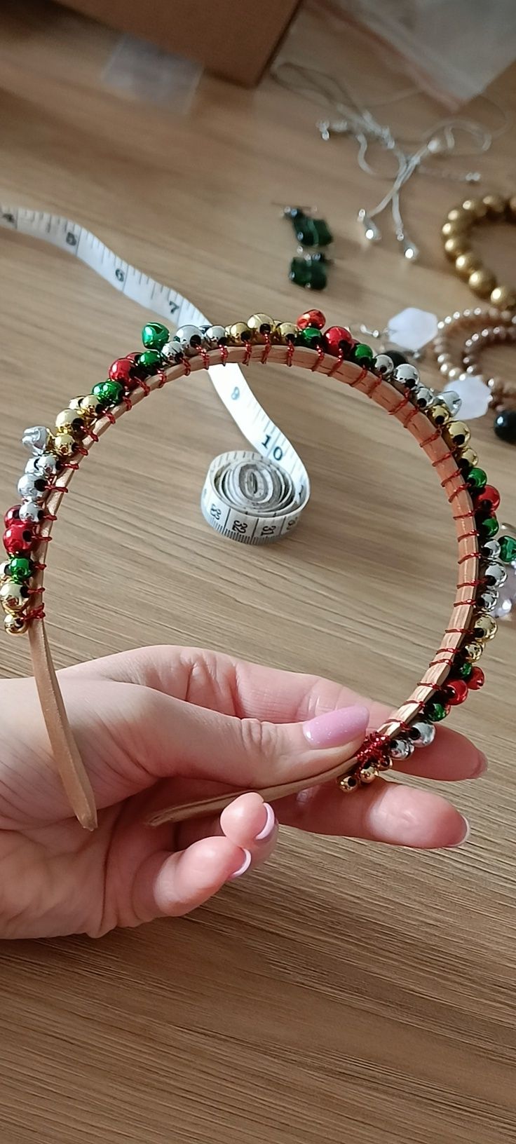 Różnokolorowa opaska do włosów na głowę z dzwoneczkami świąteczna fun