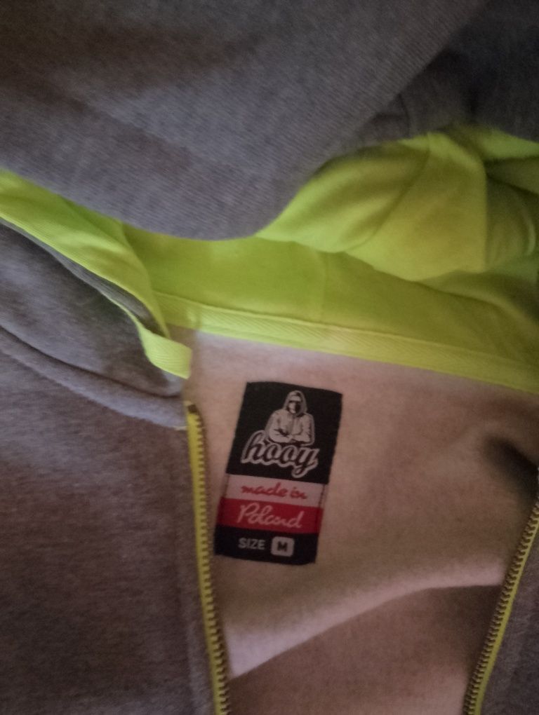 Bluza hooy  szara z zielonymi wstawkami
