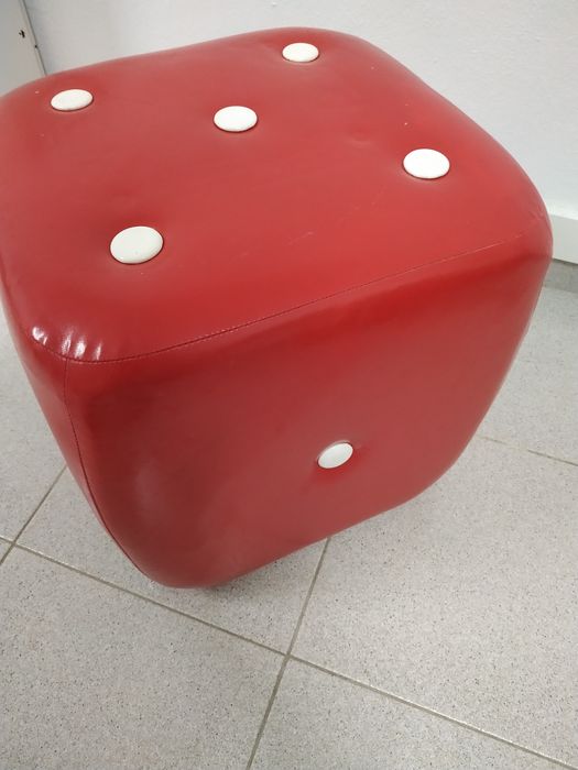 Puff dado gigante vermelho e branco