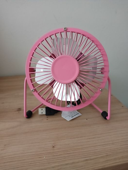 Różowy wiatraczek USB pod laptopa