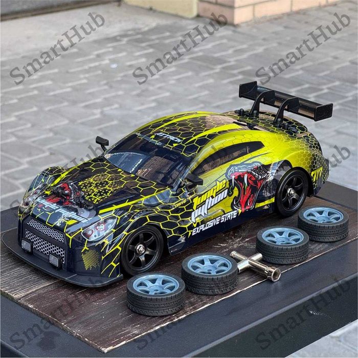 Дрифт машинка с дымом Nissan GTR Snake на радиоуправлении желтая Нисан