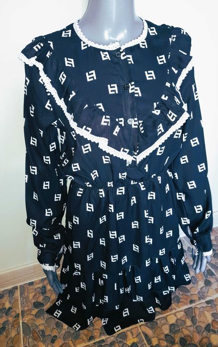 Czarna tiulowa sukienka żabot falbanki