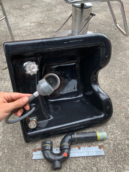 Cadeiras e lava cabeças cabeleireira