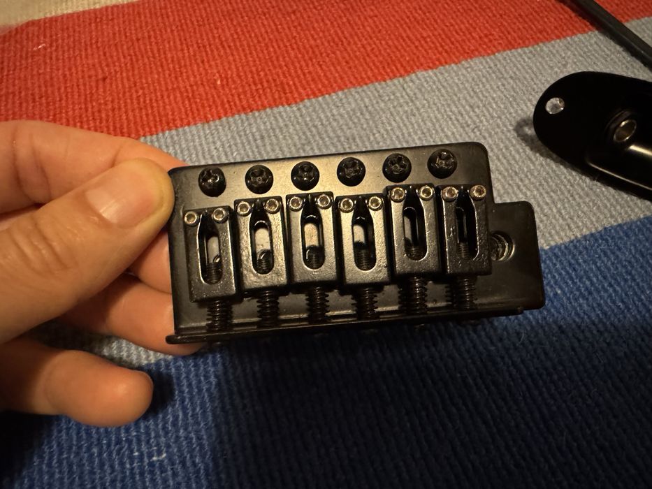 Bridge (6 parafusos), tremolo bar e output jack preto OEM Stratocaster