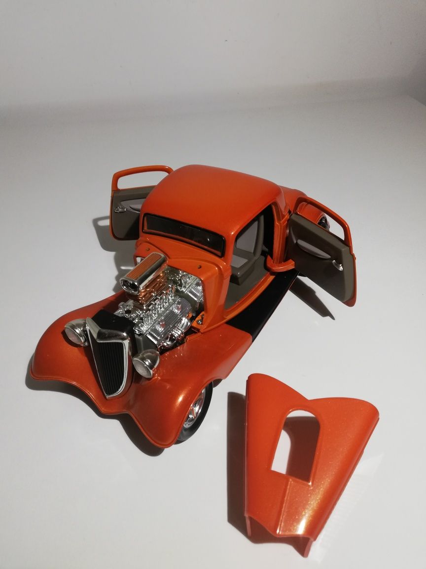 Ford 3 Hot Rod rok 1934 1:18 ERTL