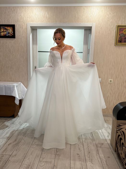 Шикарна весільна сукня