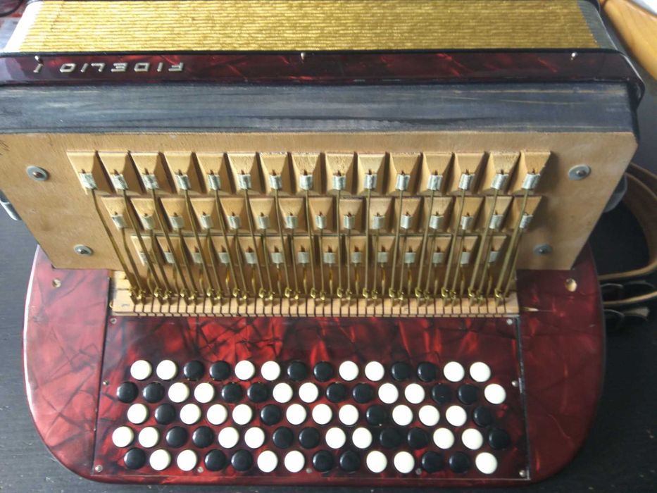 akordeon guzikowy hohner fidelio  gryf c stan kolekcjonerski