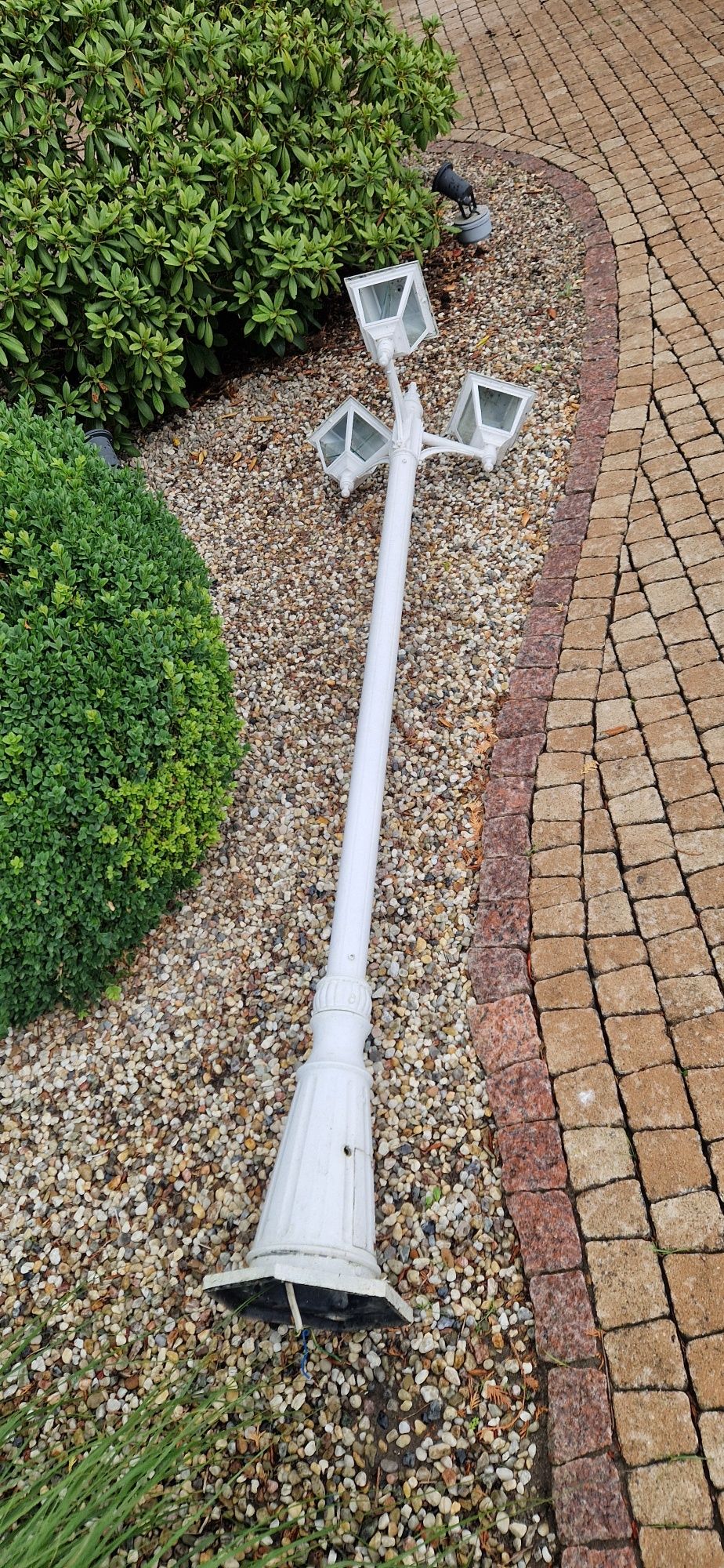 Lampa ogrodowa biała
