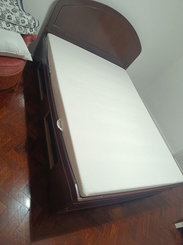 Cama com estrado e colchão e sofá cama.
