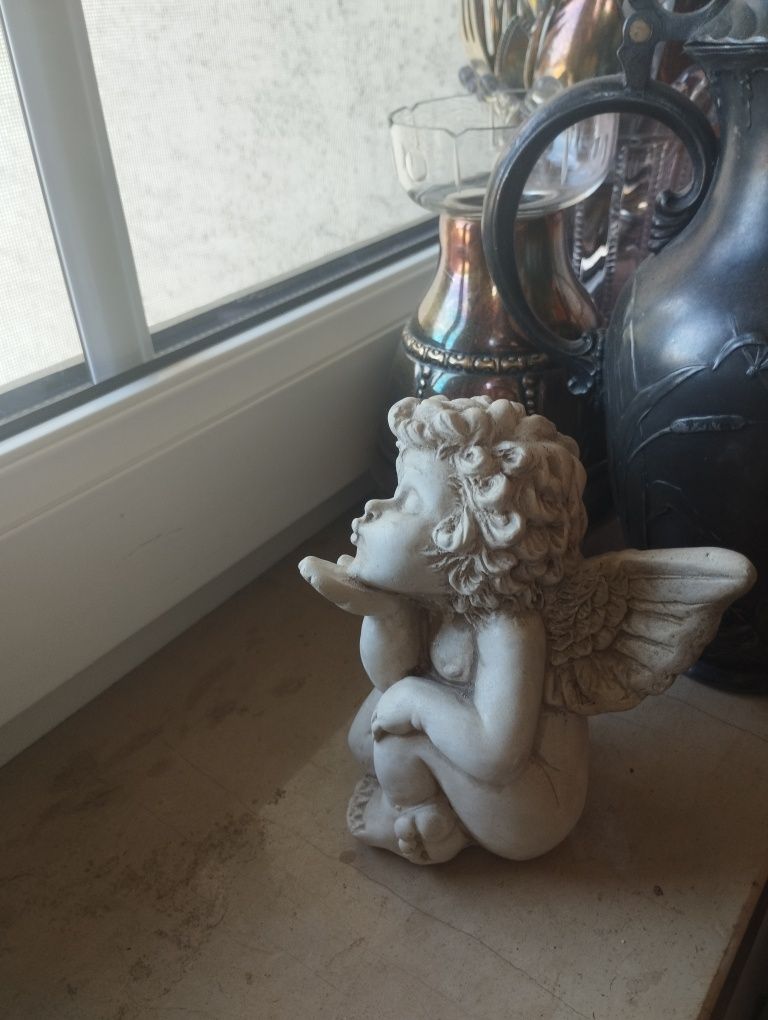 Stary ceramiczny aniołek z caluskiem vintage