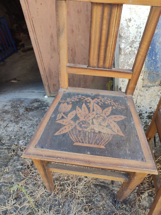 Três cadeiras antigas em madeira