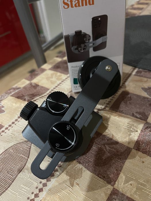 Tesla y , 3 . Тримач для телефону