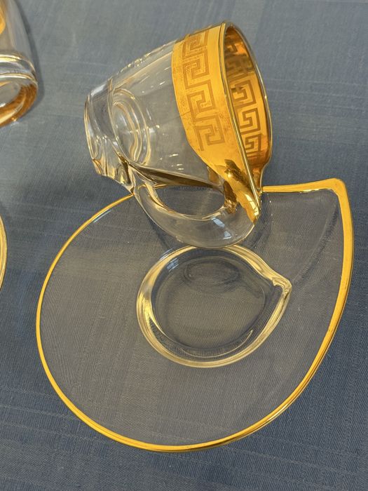 Szklane złocone filiżanki wzór Versace