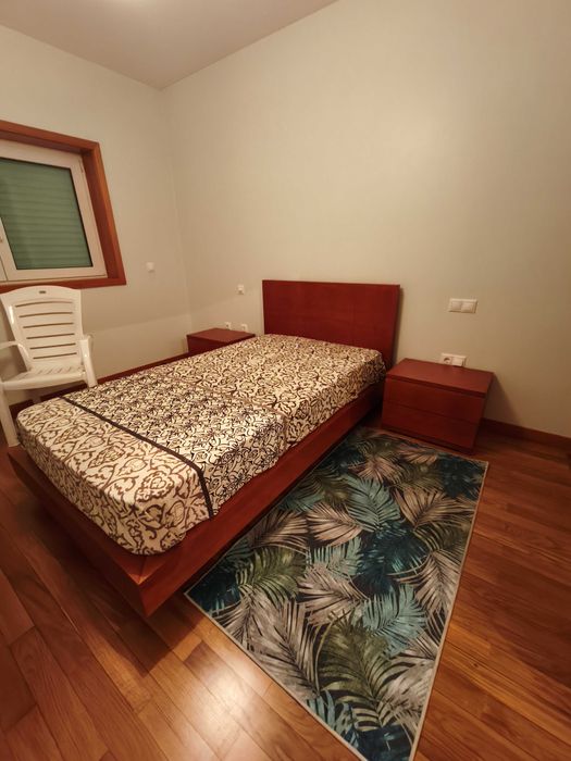 Cama e mesas de cabeceira