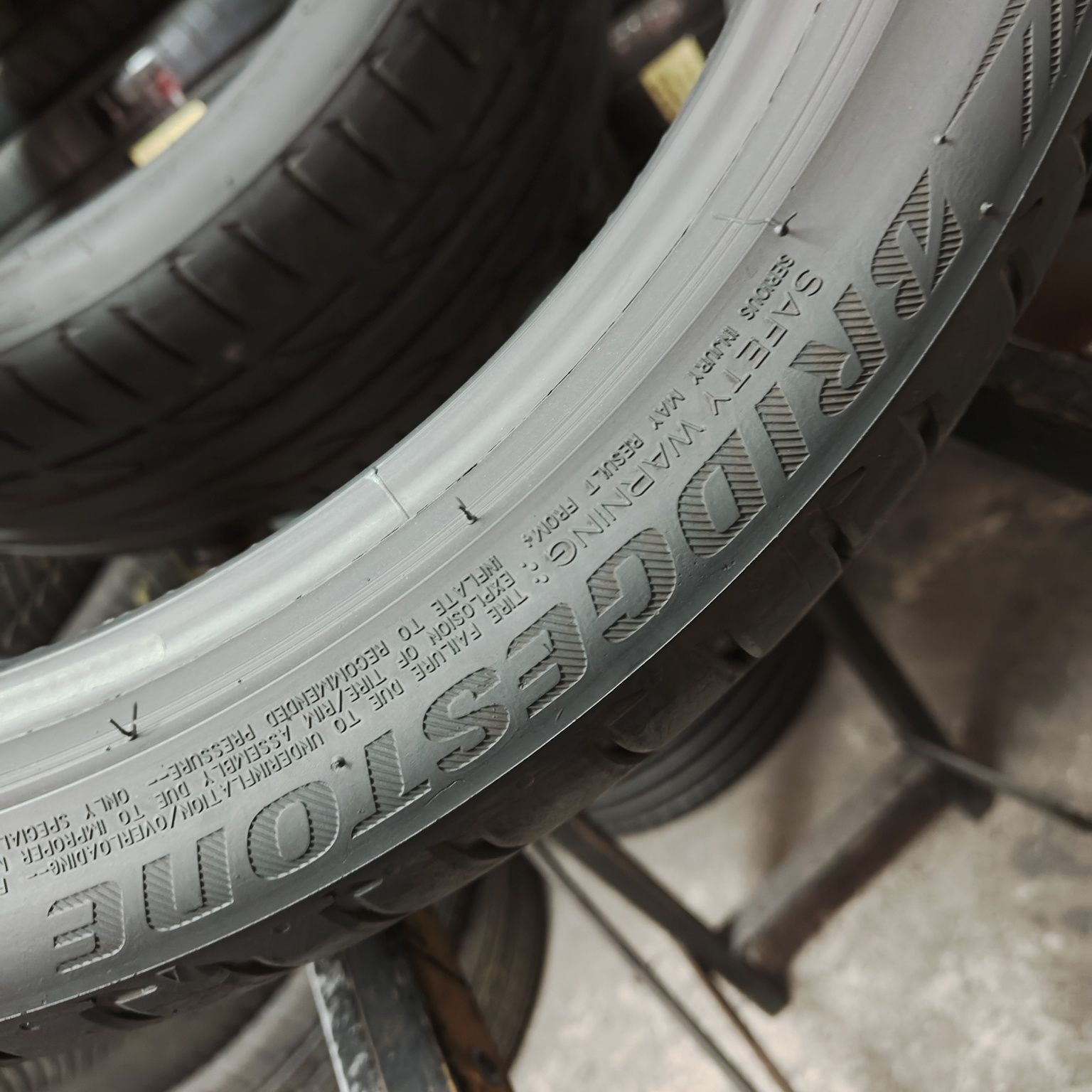 255/35/19 XL Sprzedam parę opon letnich Bridgestone