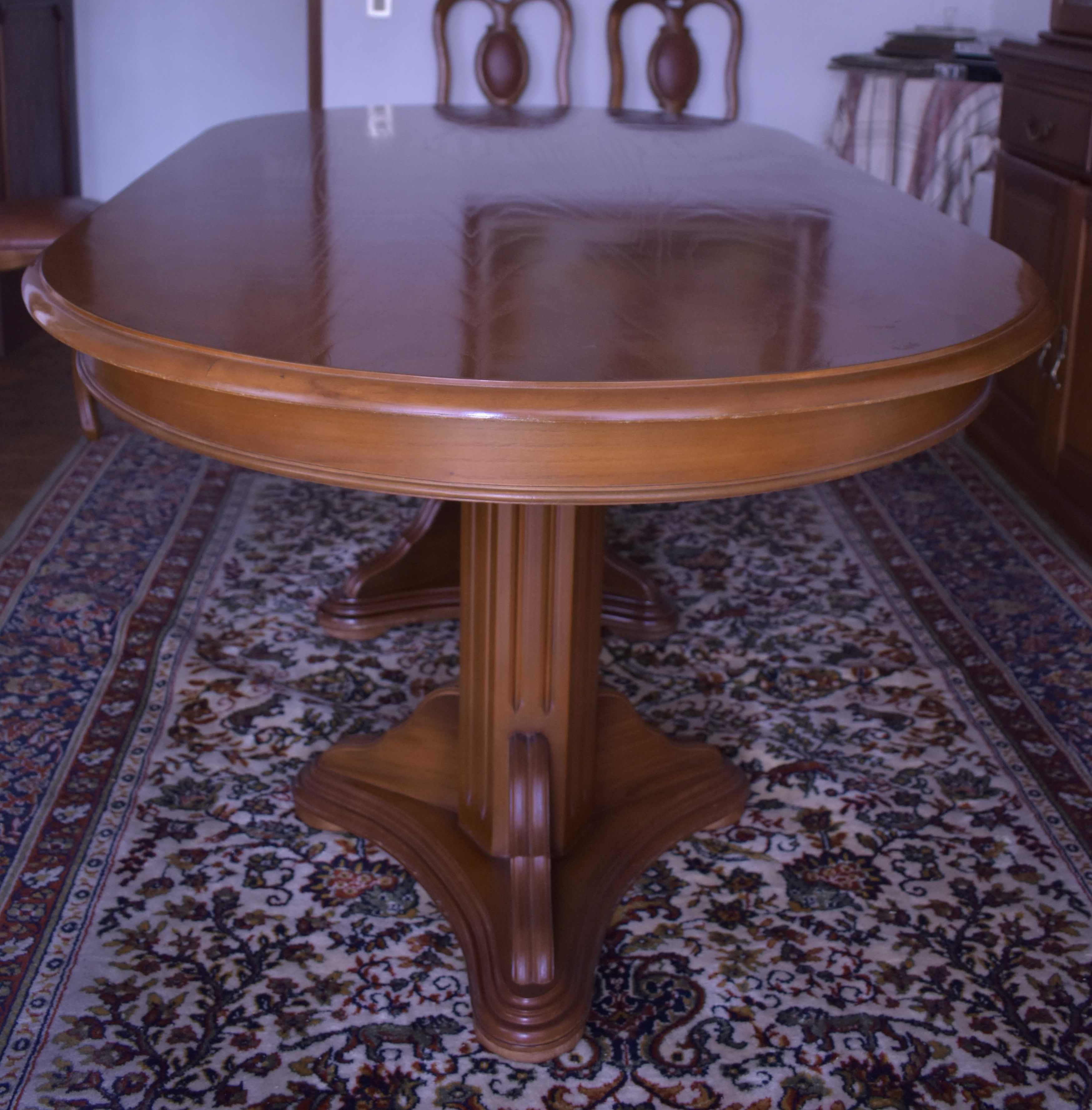 Mobília de sala em madeira (Mesa, armário, cadeiras)