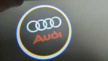 Logo auta pod drzwi