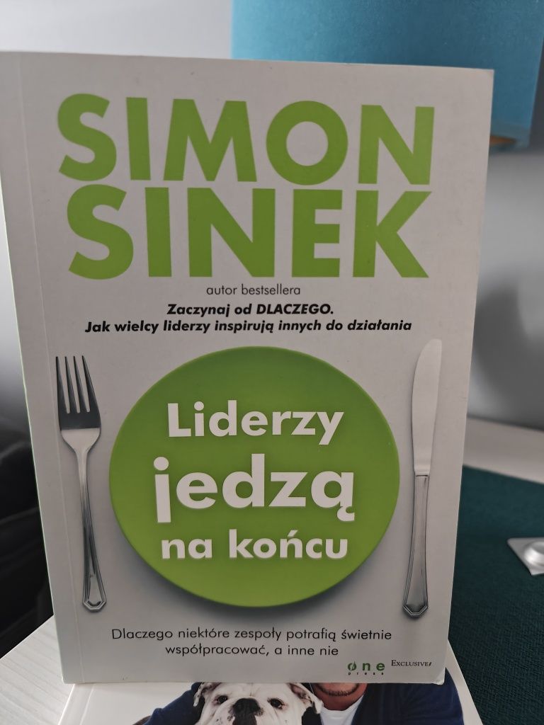 Simon Sinek Liderzy jedzą na końcu.