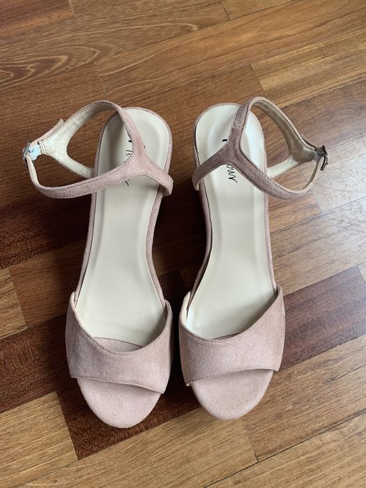 Sandálias de camurça Menbur novas