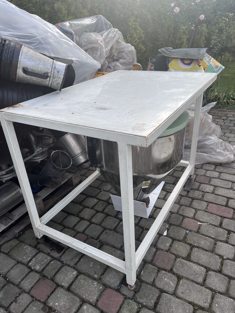 Stół warsztatowy metalowy do prac technicznych lub przemysłowych