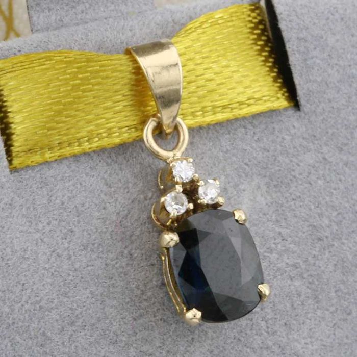 Złota zawieszka z szafirem i diamentami 9K