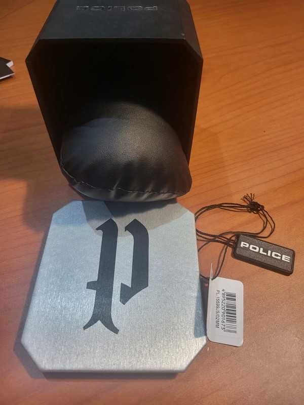 Caixa relógio POLICE. Cinzenta e preta. Nova