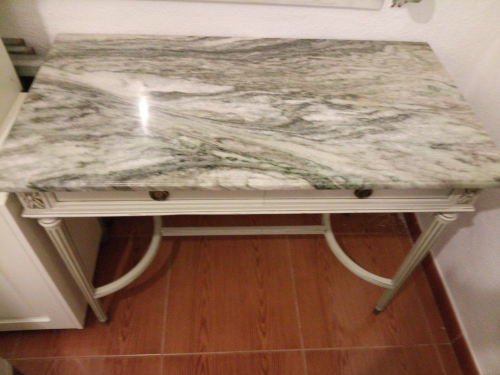 Mesa com tampo de mármore
