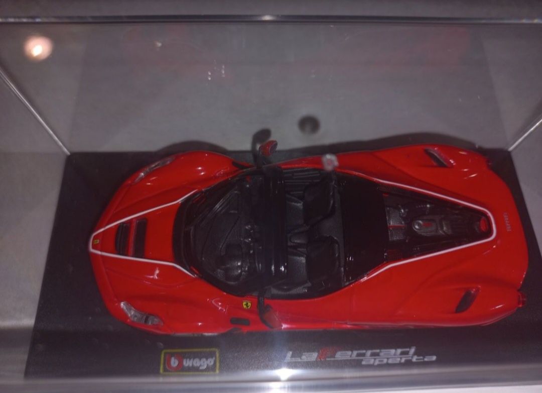 Bburago Ferrari Laferrari aperta czerwone, pod kloszem, skala 1:43.