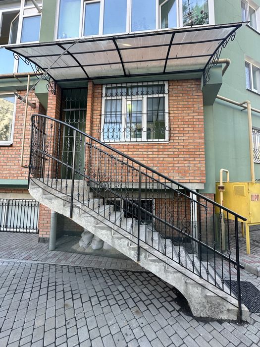 Продаж приміщення в новобудові з окремим входом центр міста 85 метрів