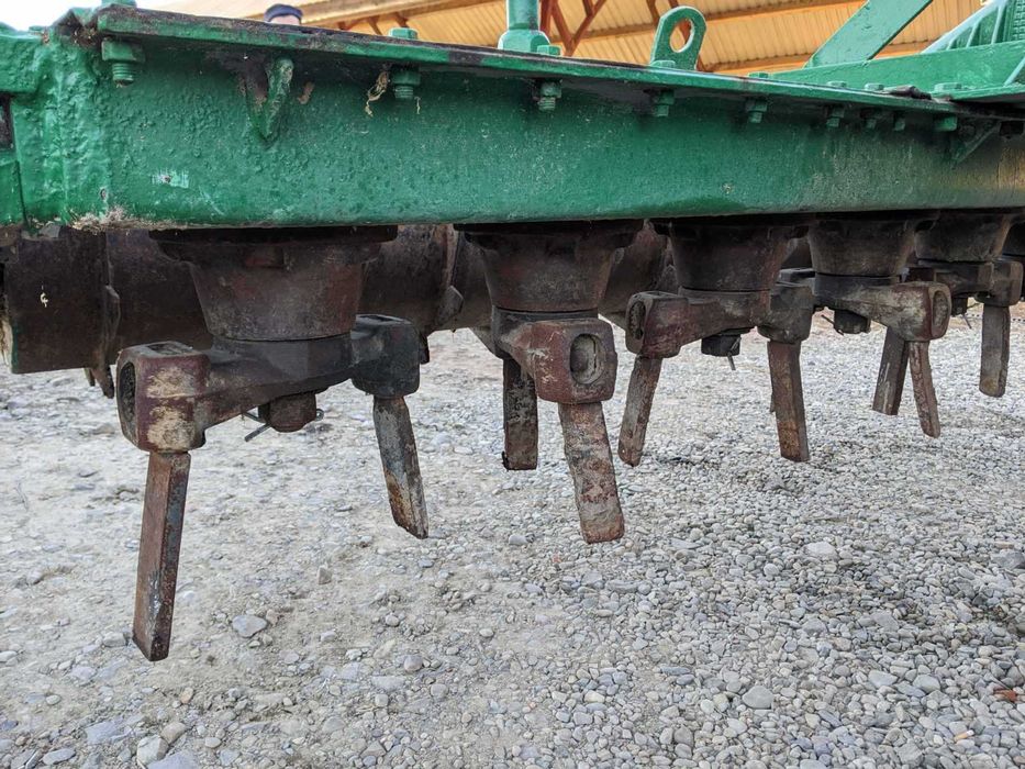 Фрезерний культиватор з вертикальною віссю обертання