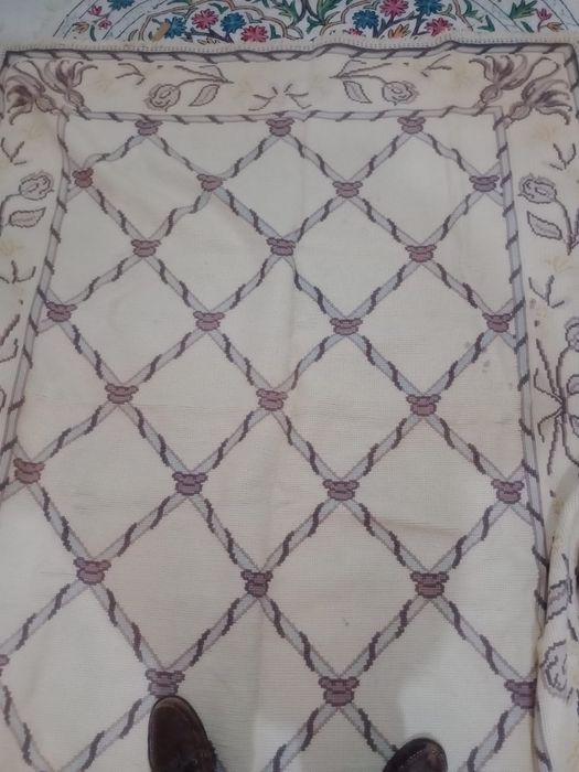 Tapete de arraiolos com metro e meio tambémTroco