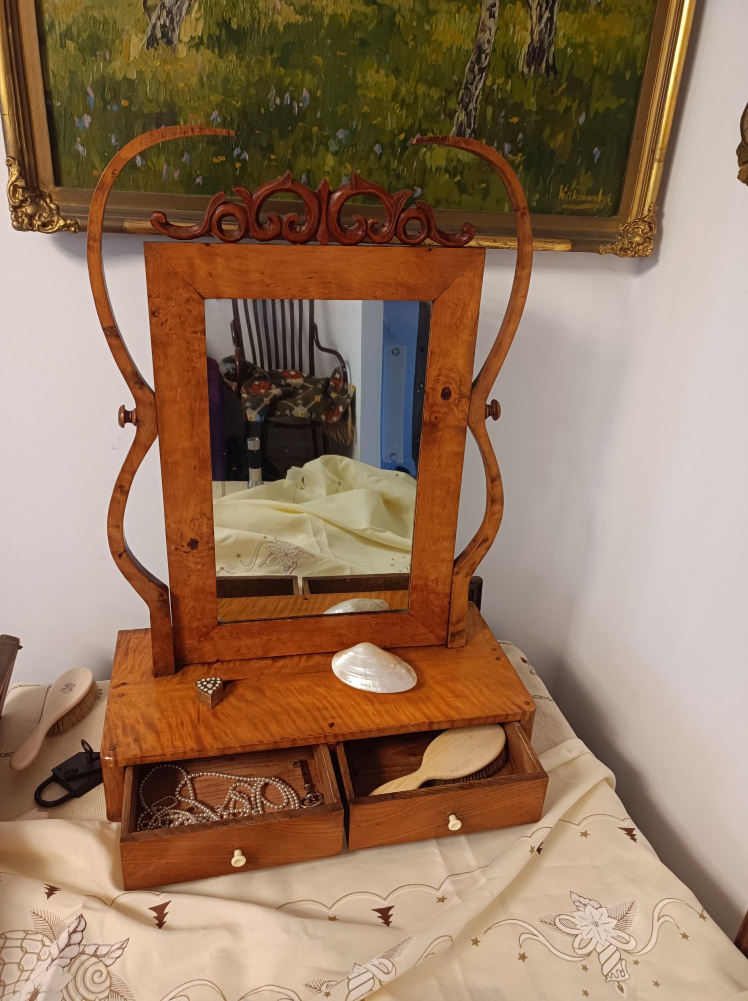 Biedermeier .Piękna toaletka z lustrem.Orzech ,czeczot. Piękny antyk.